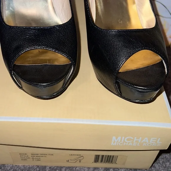 🔥🔥🔥MICHAEL KORS HEELS 👠 - Picture 4 of 9